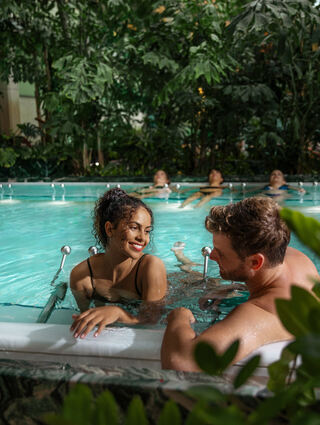 Ein Paar genießt seine Auszeit vom Alltag in der Thermen &amp; Badewelt Sinsheim. Hier genießt es die wohlige Wärme mit Gesundfaktor im Solebecken.