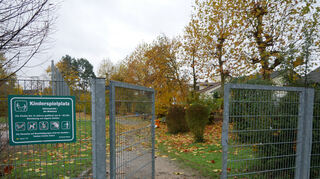 Der Böttgerspielplatz Ecke Edisonstraße und Am Bildstock war zuletzt mehrfach von Unbekannten zu den regulären Öffnungszeiten verschlossen worden. Die Gemeinde hat deshalb extra die Schlösser auswechseln lassen.