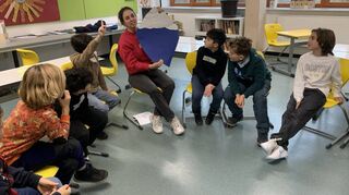 Das Eisbergmodell: Schülerinnen und Schüler der Klasse 4a sprechen mit Referentin Franziska Kuhn über die Ursachen für Streit und Krieg.