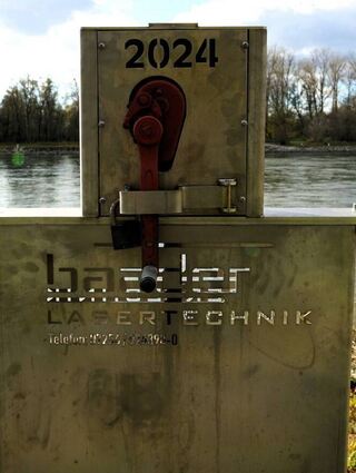 Die Kurbel der Schließe ist abgeschlossen, damit sich niemand unrechtmäßig daran zu schaffen macht.