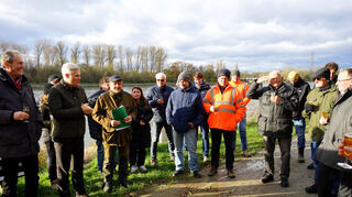 Die Inbetriebnahme der neuen Schließe am Ende des Schneckengrabens zum Rhein hin wurde in großer Runde gefeiert – mit dabei (v. l.) Brühls Bürgermeister Dr. Ralf Göck und der Oberbürgermeister von Schwetzingen Matthias Steffan.
