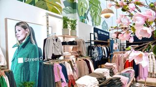 Neben Schuhen bietet das Familienunternehmen in seinen Filialen auch Mode und Accessoires an.