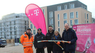 Freuen sich gemeinsam über den schnellen Glasfaser-Ausbau: Mitarbeiter Thomas Keuth und Geschäftsführer Jonas Wendel (S&amp;W Technik), Rene Schulz (Baubegleiter Deutsche Telekom), Telekom-Regionalmanagerin Ana Pia Engel und Bürgermeister Dr. Ralf Göck.