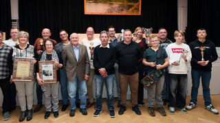 Beim Familienabend des Angelsportvereins Rohrhof werden (v. l.) Martin Boschert, Andreas Bühler, Elke Bless, Peter Schreiner, Chantal Lemmert, Jürgen Uhrig, Berthold Kunzmann, Achim Dinies, Walter Kling, Jan Dorotik, Jürgen Heid, Melina Werle, Tom Werle, Peter Knapp, Maxim Seibert und Jonas Maleck geehrt.