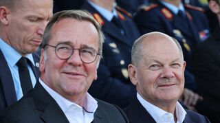 Verteidigungsminister Oscar Pistorius (l.) verzichtet auf die Kanzlerkandidatur und lässt dem Amtsinhaber Olaf Scholz (r.) den Vortritt.
