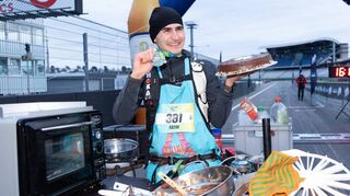 Der Mainzer Konditormeister Fatih Karakaya ging mit einer mobilen Backstube auf die Marathonstrecke. Mit dem Ziel, laufend eine Sacher-Torte zu backen. Was ihm gut gelungenen ist, wie auf dem Bild zu sehen und nach dem Zieleinlauf zu schmecken war.