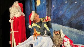 Die Clownin und Schauspielerin Roberta Ascani sorgt auch nach dem Stück „Der kleine Weihnachtsmann“ noch für gute Laune auf der Bühne im Rose-Saal. Organisiert hat das Puppentheater die Gemeindebücherei Oftersheim.