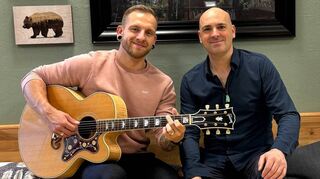 Robin Carpe (l.) und Jörg Schreiner, der vielen in Schwetzingen und Umgebung durch seine Kindermusikprogramme „Theo Tollpatsch“ bekannt ist, freuen sich über die Nominierung als Kreativpiloten.