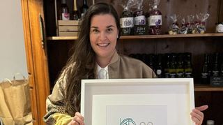 Katharina Kramer alias LumiArtDesign präsentiert das Logo für die Kunstpromenade, das so bei Optikerin „NE“ zu sehen ist.