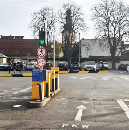 Bei der Einfahrt auf den Alten Messplatz kommt es immer wieder zu Rückstaus und Chaos. Jetzt soll das Problem gelöst werden.