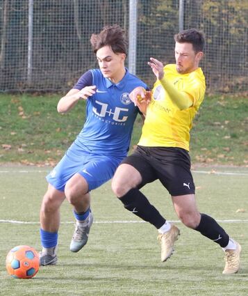 Enge Kiste: Hier versucht Nils Haubrich (r.) dem Schwetzinger Max Lauer den Ball abzujagen, am Ende hat der SV 98 II das besser Ende für sich.