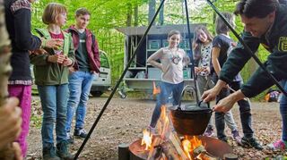 Mithilfe der Waldbox vom Kreisforstamt lernen die Schüler viele Dinge über die Natur und wie man sich dort zurechtfindet.