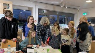 Die Teilnehmer beim Manga-Zeichnen-Workshop sowie die stellvertretende Büchereileiterin Luisa Uhrig (2. v. l.) folgen aufmerksam den Ausführungen des Dozenten Christian Schura (M.) und lernen dabei einiges.