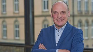 Der Landtagsabgeordnete Daniel Born hat sich zu seiner Gesprächsreihe den langjäh-rigen Bundestagsabgeordneten Gert Weisskirchen eingeladen.
