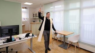 Segen für die neuen Büroräume: Pfarrer Christian Müller versprüht Weihwasser im Pfarrbüro in St. Christophorus sowie am Arbeitsplatz des Pastoralteams im Pfarrhaus (kleines Bild).