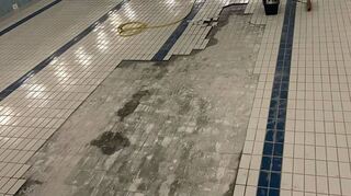 Das Schwimmerbecken des Aquadroms hat trotz eingeleiteter Notreparatur einen „immensen“ Schaden erlitten, teilt die Stadt mit.