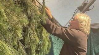 Gastronom „Pitsches“ Solert hat seinen Stand weihnachtlich dekoriert.