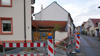 Der Glasfaserausbau bringt Probleme mit sich – und für die Anwohner der Wieblinger Straße einige Belastungen, da die Gehwege aufgerissen werden müssen.
