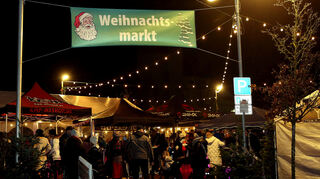 Wenn es dunkel wird, die Lichter angehen und sich der Platz füllt, dann wird es kuschelig auf dem Markt.