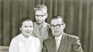 Hellmuth Gawron und seine Ehefrau Ruth zusammen mit Sohn Sigud auf einem Fami-lienfoto von 1953.