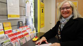 Christine Spear in der Lotto-Annahmestelle Kaiser: Wenn sie gewinnen würde, würde sie das Geld an arme Kinder spenden, sich ein neues Auto kaufen, Umbauarbeiten am Haus machen lassen und natürlich auch an die Familie denken.