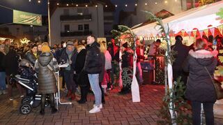 Wenn es dunkel wird auf dem Altlußheimer Weihnachtsmarkt, die Lichter angehen, dann kommt schnell Stimmung auf, so wie auf unserem Bild von 2022.