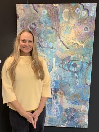 Nina Kruser in ihrem Atelier vor einem Bild aus der Werkreihe „Pattern“.
