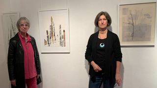 Seit neun Jahre als Gruppe verbunden: Gisela Späth und Andrea Tewes vor ihren ausgestellten Werken im Galeriehaus Späth.