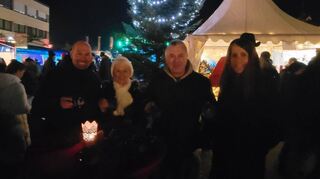 Bürgermeister Timo Wangler (v. l.) mit Ehrenbürgerin Helena Moser, Rainer Fuchs vom Handwerker- und Gewerbeverein sowie Bürgermeistergattin Katja Wangler.
