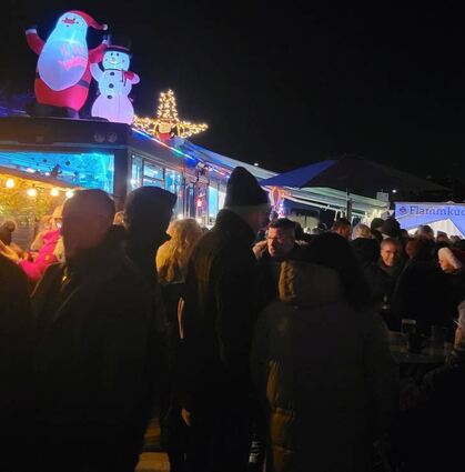 Schon bei der Eröffnung ist der Markplatz richtig voll, die Ketscher strömen zu ihrem Weihnachtsmarkt.