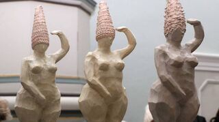 Auch diese Figuren sind in der Ausstellung der Holzbildhauerin Michaela Johanne Gräper in der Schlosskapelle zu sehen.