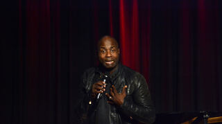 Mit seiner brandneuen Show „Life is live!“ nimmt der Comedian Dave Davis sein Publikum in Brühl mit auf eine wilde und kurzweilige Reise in die faszinierende Welt des Projekts „Leben“.
