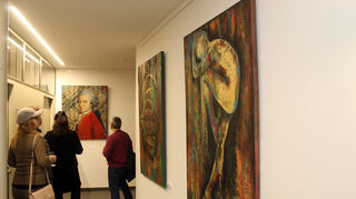 Bei der facettenreichen Ausstellung im Plaktstadter Rathaus von Katja Ungemach treffen Werke der Selbstreflexion auf Dar-stellungen von Mozart und andere Größen.