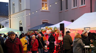 Groß und Klein sind unterwegs auf dem stimmungsvollen Markt, der mit Sonne und milden Temperaturen viele Besucher zum Bummeln einlädt.