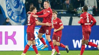 Ist der FCK schon so gut, um bis zum Ende um den Bundesliga-Aufsieg mitzuspielen? Daniel Hanslik (von links) feiert mit seinen Teamkollegen Filip Kaloc, Florian Kleinhansl und Almamy Touré sein Tor zum 2:0 auf Schalke.