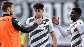 Niklas Lang (v. l.), Alexander Fuchs und Emmanuel Iwe sind enttäuscht über die Niederlage.