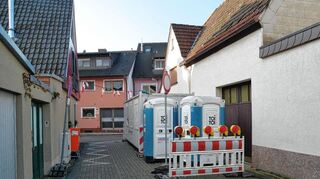 Auch die Leopoldstraße ist von der Baustelle betroffen: Sie bleibt ein Jahr lang eine Sackgasse. Die Baustelle in der Oftersheimer Sofienstraße ist in vollem Gange: Aktuell ist auch die Kreuzung zur Mozartstraße gesperrt, weil der Anschluss ans Kanalnetz erfolgt.