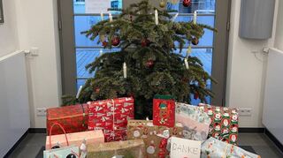 So soll es auch dieses Jahr wieder aussehen: Der Weihnachtswunschbaum 2023 ist im Rathaus mit zahlreichen Geschenken umstellt.
