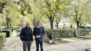 Grünen-Landtagsabgeordneter Dr. Andre Baumann (r.) hatte sich im Spätsommer auf dem Friedhof mit Bürgermeister Timo Wangler ein Bild von den Problemen mit der dortigen Population der Ameisenart Tapinoma magnum gemacht.