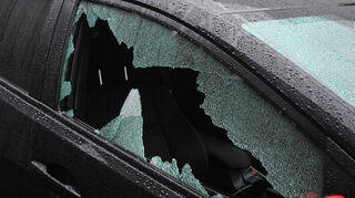 Ein Pkw mit eingeschlagener Scheibe steht am Straßenrand. Die Szenerie auf diesem Symbolbild ist in Hockenheim aktuell über 60-mal zu sehen.