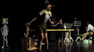 Paula Domínguez als Pinocchio und Çagla Sahin als sprechende Grille begeisterten. Im Hintergrund das Kammerorchester Concierto aus München.