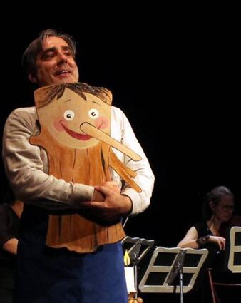 Geppetto (Carlos Domínguez-Nieto) ist froh, dass er Pinocchio geschaffen hat.