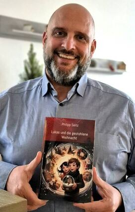 Der Hockenheimer Philipp Seitz freut sich, dass seine Geschichte über „Lukas und die gestohlene Weihnacht“ endlich als Buch erhältlich ist.