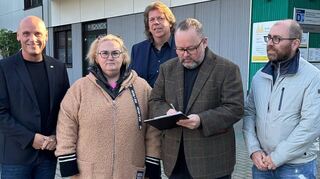 FDP-Politiker unterschreiben für die Notfallpraxis. Daniel Born (v.l.) mit Carmen Kurz-Ketterer, Holger Höfs, Dr. Christian Jung und Christian Melchior.