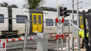 Auch der direkt an den Haltepunkt angrenzende Bahnübergang ist fertig und wird demnächstfreigegeben – die S-Bahn im Hintergrund wird ab 15. Dezember dort halten.