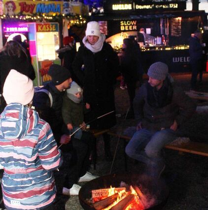 Stockbrot am offenen Feuer backen – auch das ist Teil des „Winterzaubers“ im Plank-stadter Weldegarten.