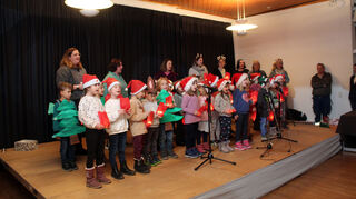 Die Kinder der Kindergärten St. Martin und St. Nikolaus erfreuen auch im 20. Jahr des Rathaus-Adventskalenders mit zwei weihnachtlichen Stücken bevor dieser aktiviert wird.