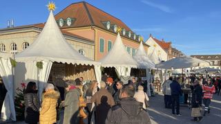 Das traumhafte Wetter lockt die Menschen am Samstag und Sonntag auch schon tagsüber auf den Weihnachtsmarkt.