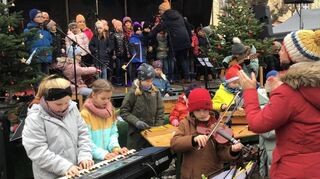 Der Chor und das Schülerorchester der Lußhardtschule zeigen bei der Eröffnung des Weihnachtsmarkts im vergangenen Jahr ihr Können.