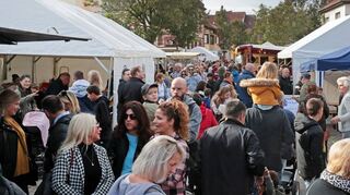 Das Fazit der IG Vereine zur Straßenkerwe im Oktober fällt positiv aus. Die Vereinsvertreter diskutieren jedoch, Stände zukünftig in Kooperation zu betreiben oder kleine Stände in Parzellen zusammenzufassen.